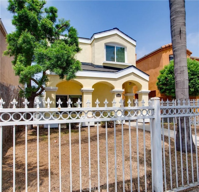 10105 S Main St, Los Angeles, CA 90003 - view of front facade with stucco siding and a fenced front yard