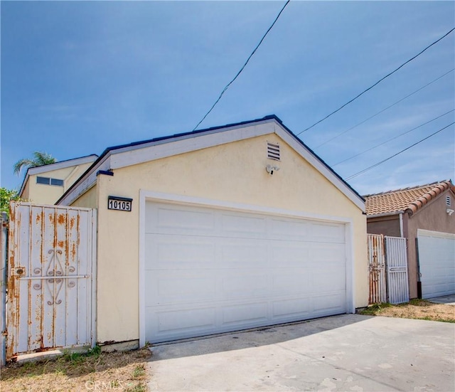10105 S Main St, Los Angeles, CA 90003 - view of detached garage