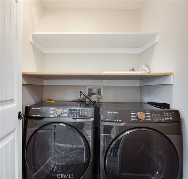 10105 S Main St, Los Angeles, CA 90003 - laundry room featuring washer and dryer