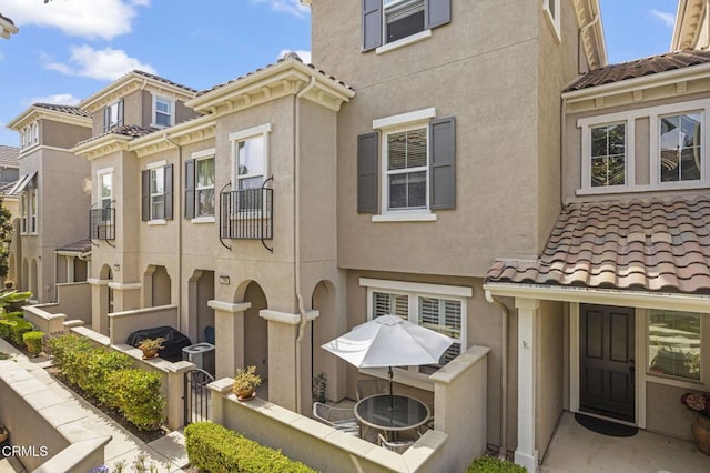 3366 Shadetree Way, Camarillo, CA 93012 - view of front of home featuring stucco siding and a tile roof