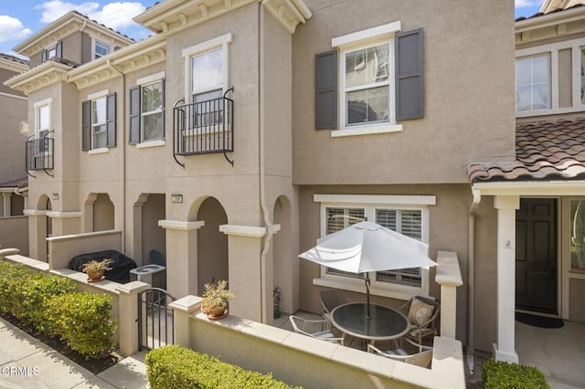 3366 Shadetree Way, Camarillo, CA 93012 - townhome / multi-family property featuring stucco siding, a tile roof, and a gate
