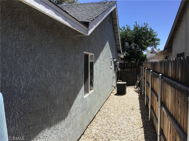 9144 Oakleaf Ct, Hesperia, CA 92344 - view of side of home featuring stucco siding and a shingled roof