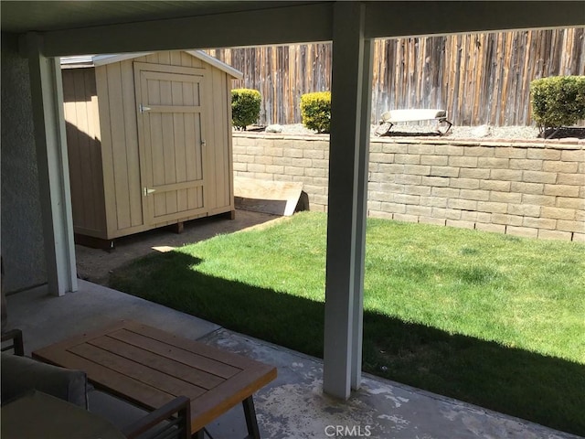 9144 Oakleaf Ct, Hesperia, CA 92344 - view of yard with a shed