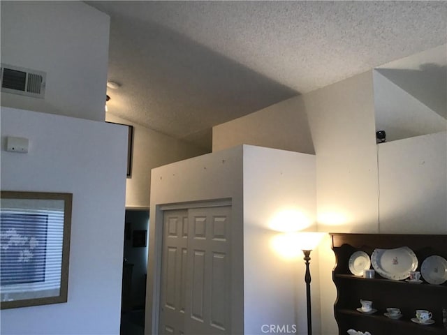 9144 Oakleaf Ct, Hesperia, CA 92344 - detailed view of a textured ceiling