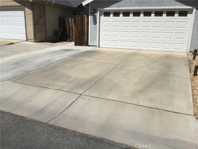 9144 Oakleaf Ct, Hesperia, CA 92344 - garage featuring driveway