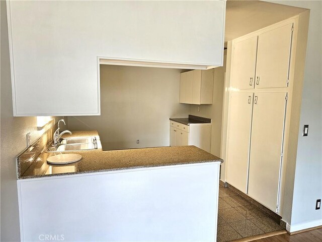 6801 Mammoth Ave Unit 6, Van Nuys, CA 91405 - kitchen featuring a peninsula, granite tiled floors, and dark stone countertops