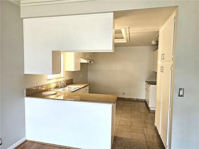 6801 Mammoth Ave Unit 6, Van Nuys, CA 91405 - kitchen featuring a peninsula, white cabinets, and under cabinet range hood