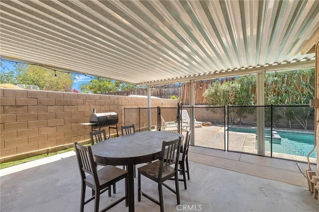 42915 Wisconsin Ave, Palm Desert, CA 92211 - fenced backyard with a patio area and outdoor dining area