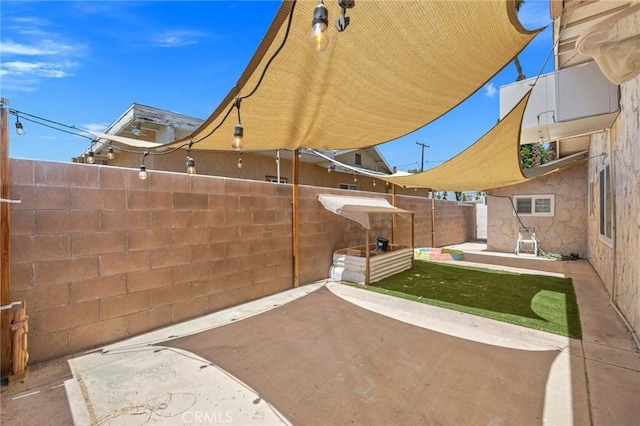 42915 Wisconsin Ave, Palm Desert, CA 92211 - fenced backyard featuring a patio