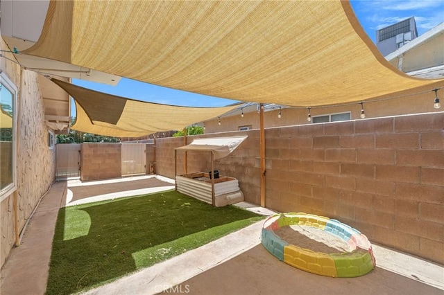 42915 Wisconsin Ave, Palm Desert, CA 92211 - fenced backyard with a patio
