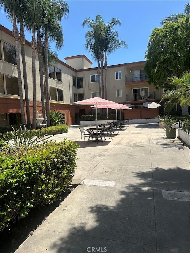 400 N Acacia Ave Unit B24, Fullerton, CA 92831 - surrounding community with a patio
