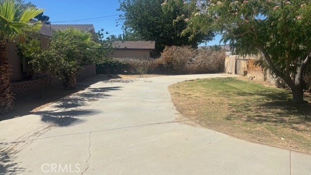 38520 12th St E, Palmdale, CA 93550 - view of yard featuring driveway