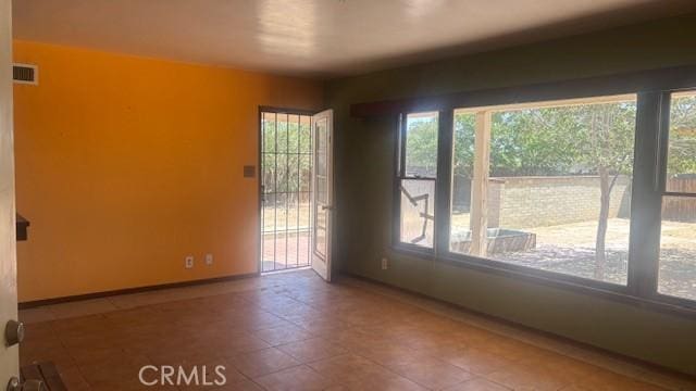 38520 12th St E, Palmdale, CA 93550 - tiled spare room featuring baseboards