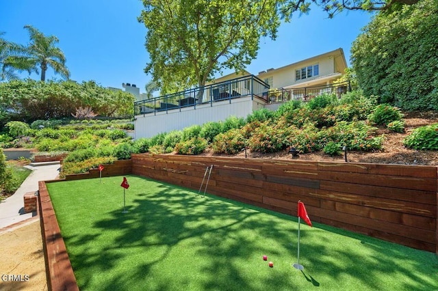 320 N San Rafael Ave, Pasadena, CA 91105 - view of yard with a putting area