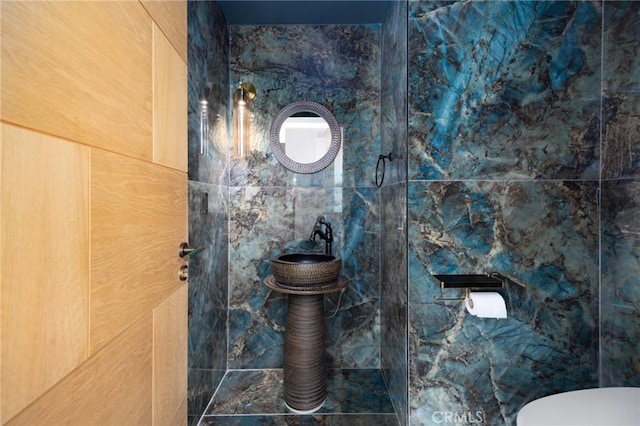 3233 Tareco Dr, Los Angeles, CA 90068 - full bathroom with tiled shower and toilet