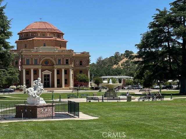 8412 Alta Vista Ave, Atascadero, CA 93422 - surrounding community with a yard
