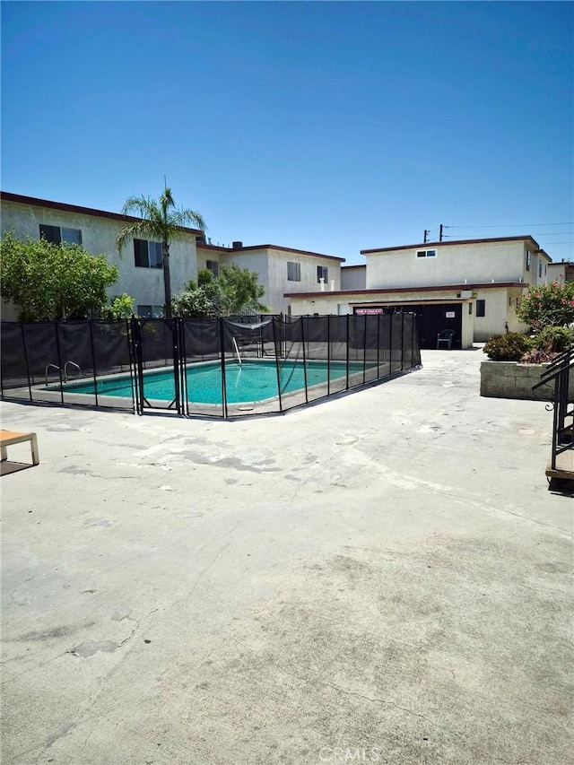 13325 Kornblum Ave, Hawthorne, CA 90250 - view of swimming pool