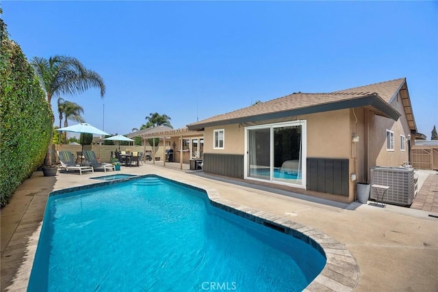 3112 N Hearthside St, Orange, CA 92865 - view of swimming pool featuring a patio area, an in-ground hot tub, and a pergola