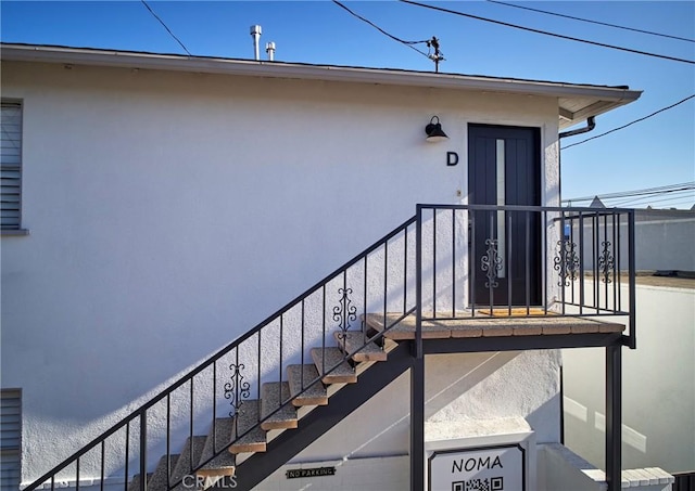 728 Euclid St, Santa Monica, CA 90402 - entrance to property with stucco siding