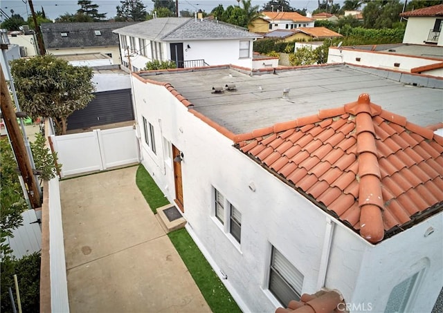 728 Euclid St, Santa Monica, CA 90402 - exterior view of a tiled roof and stucco siding