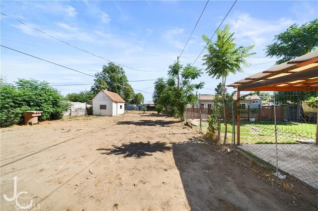 531 7th, Bakersfield, CA 93304 - view of dirt / gravel road