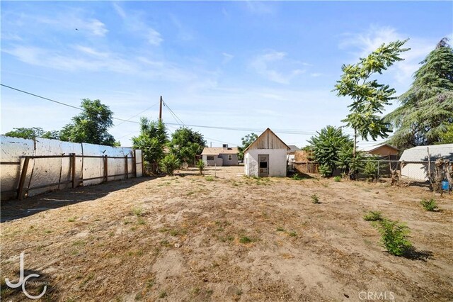531 7th, Bakersfield, CA 93304 - view of yard with a storage unit