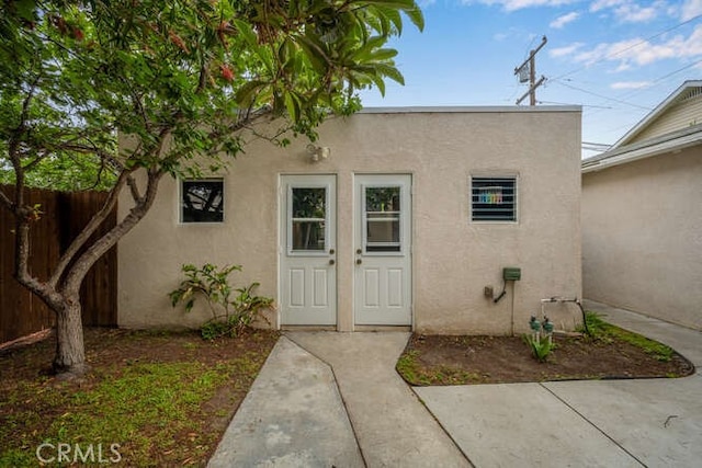 338 Prospect Ave, Long Beach, CA 90814 - doorway to property featuring stucco siding and a patio