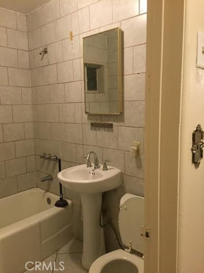 45040 Redwood Ave, Lancaster, CA 93534 - full bath with tile walls and bathing tub / shower combination
