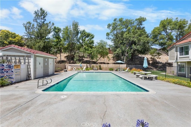 31319 The Old Rd Unit A, Castaic, CA 91384 - community pool featuring a patio