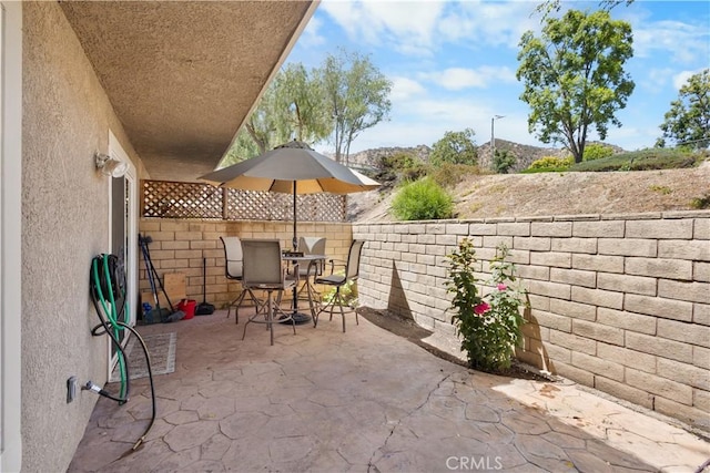 31319 The Old Rd Unit A, Castaic, CA 91384 - fenced backyard featuring a patio and outdoor dining area