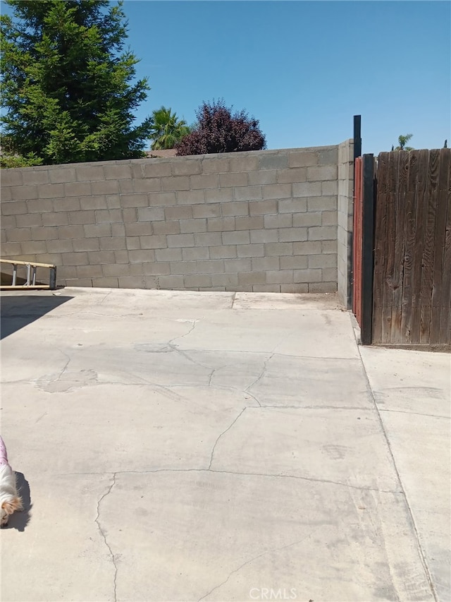 412 Leeta St, Bakersfield, CA 93307 - exterior view