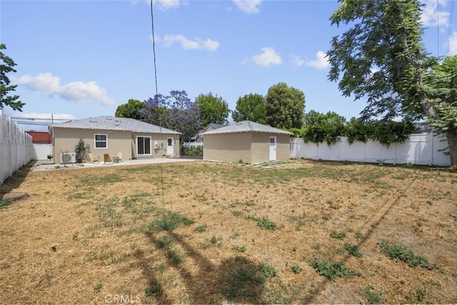 6820 Jellico Ave, Van Nuys, CA 91406 - fenced backyard featuring a patio and an outdoor structure