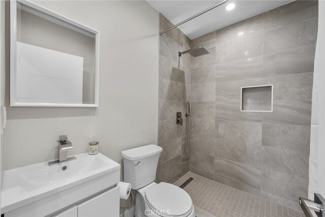 6820 Jellico Ave, Van Nuys, CA 91406 - full bath featuring tiled shower and vanity