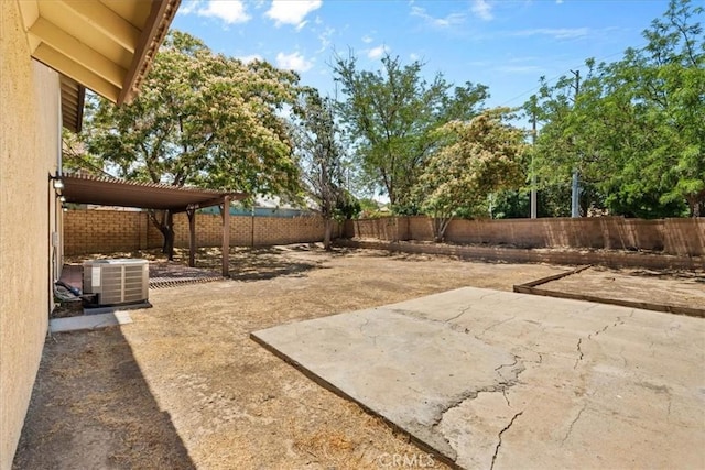 37727 Dixie Dr, Palmdale, CA 93550 - fenced backyard with a patio area