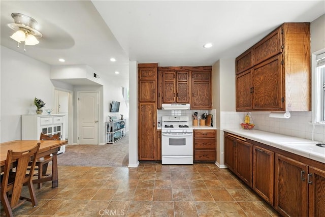 2275 Ximeno Ave, Long Beach, CA 90815 - kitchen featuring white gas range oven, under cabinet range hood, recessed lighting, backsplash, and a ceiling fan