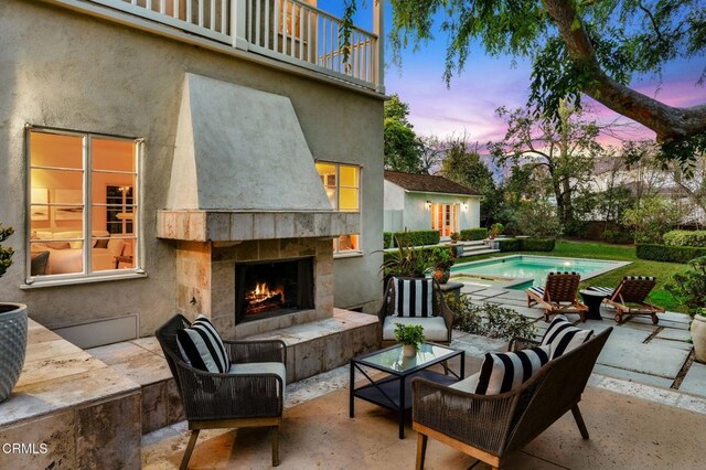 980 El Campo Dr, Pasadena, CA 91107 - patio / terrace with a patio, an outdoor living space with a fireplace, and an outdoor pool