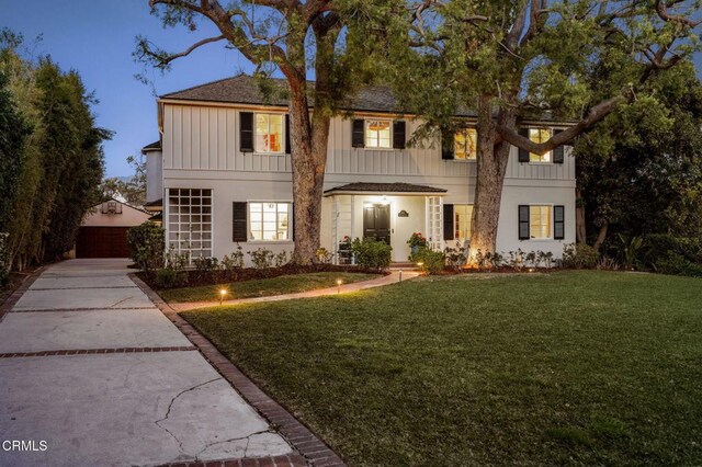 980 El Campo Dr, Pasadena, CA 91107 - traditional-style house featuring board and batten siding, a front yard, a detached garage, stucco siding, and roof with shingles