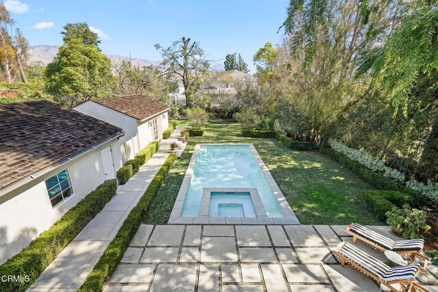 980 El Campo Dr, Pasadena, CA 91107 - outdoor pool featuring an in-ground hot tub, a lawn, a patio, and a mountain view
