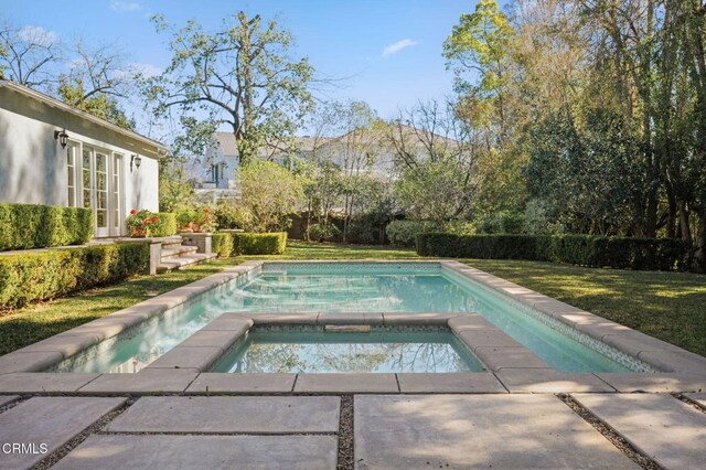 980 El Campo Dr, Pasadena, CA 91107 - swimming pool featuring a lawn and an in-ground hot tub