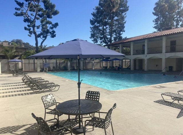 10737 San Diego Mission Rd Unit 111, San Diego, CA 92108 - community pool with a patio