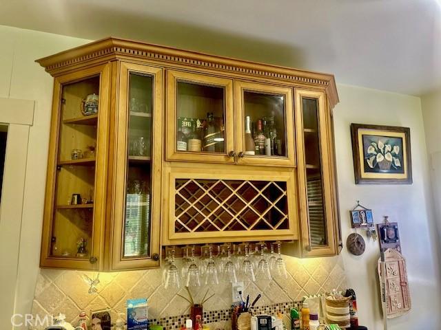 13621 Erwin St, Van Nuys, CA 91401 - indoor dry bar featuring decorative backsplash