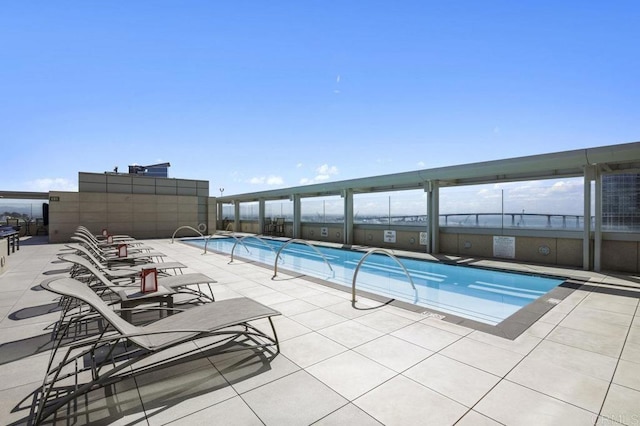 165 6th Ave Unit 2504, San Diego, CA 92101 - community pool with a patio