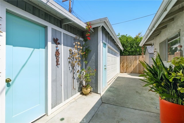 3101 Maple Ave, Fullerton, CA 92835 - view of patio with a garage