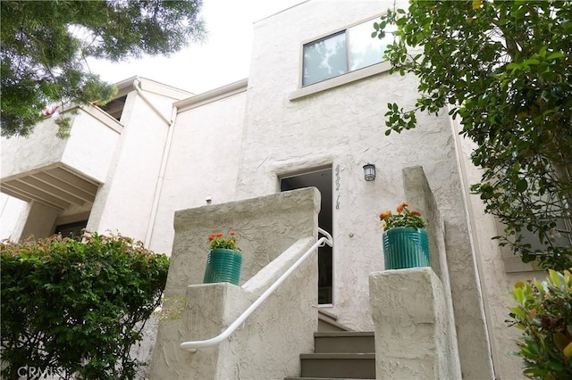 8482 Via Sonoma Unit 18, La Jolla, CA 92037 - entrance to property with stucco siding