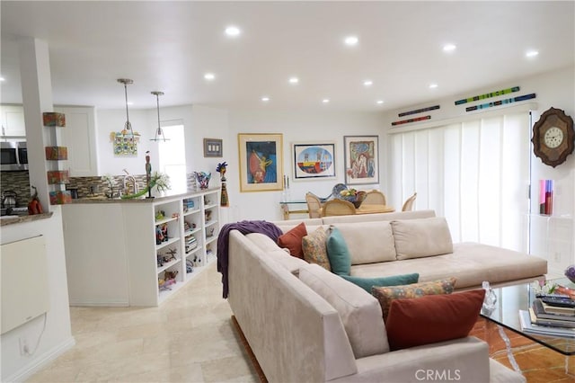 8482 Via Sonoma Unit 18, La Jolla, CA 92037 - living room featuring recessed lighting
