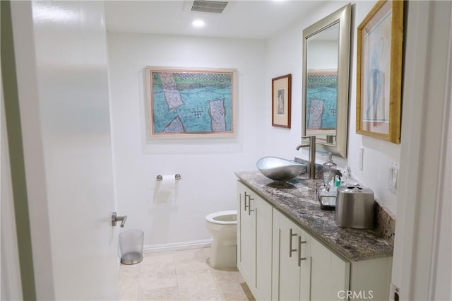 8482 Via Sonoma Unit 18, La Jolla, CA 92037 - bathroom with vanity and recessed lighting
