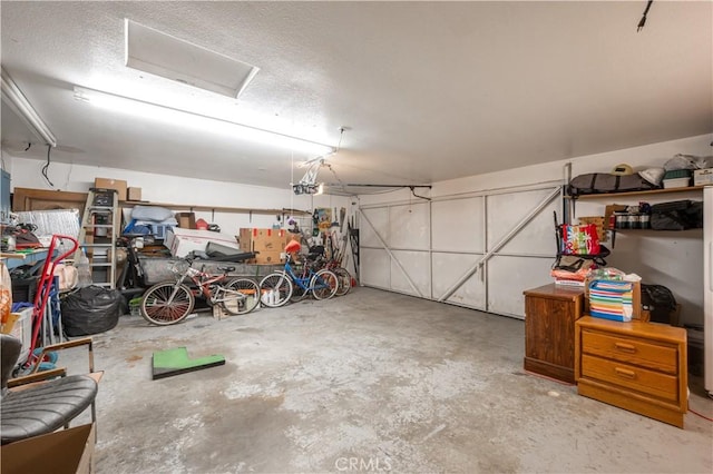 14551 Jelan Ave, Apple Valley, CA 92307 - view of garage