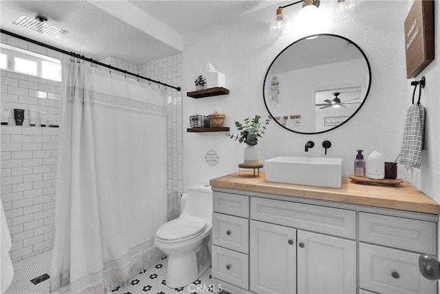 7733 Pismo Ave, Hesperia, CA 92345 - bathroom featuring ceiling fan, vanity, and tiled shower