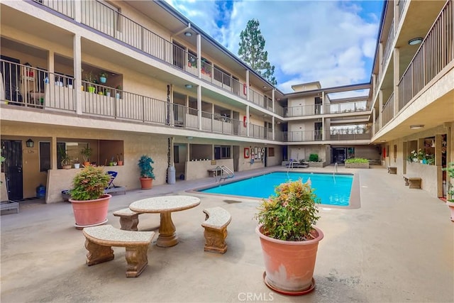 2501 W Redondo Beach Blvd Unit 306, Gardena, CA 90249 - community pool with a patio area