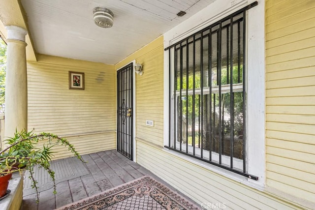 1085 N Arrowhead Ave, San Bernardino, CA 92410 - view of exterior entry with a porch